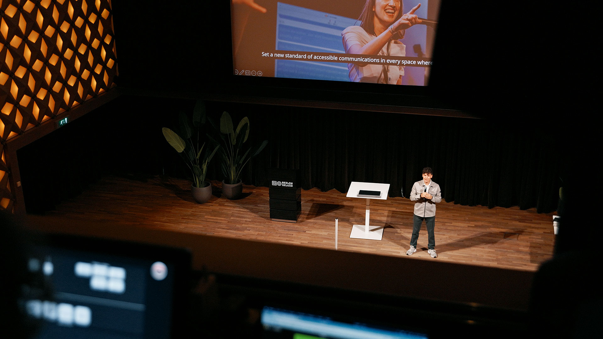 Reaaliaikainen puheentekstitys valkokankaalle